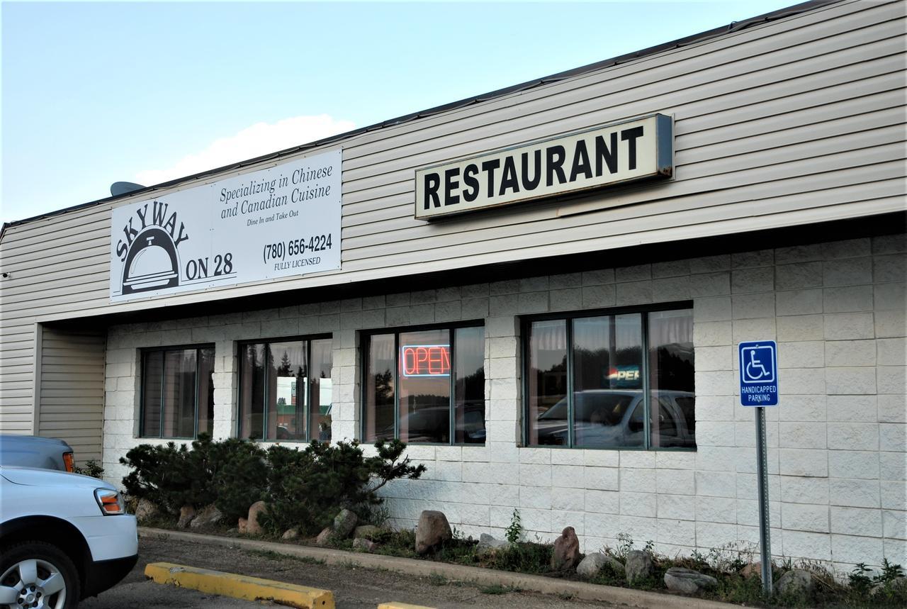 Country Garden Inn & Restaurant Smoky Lake Exterior photo
